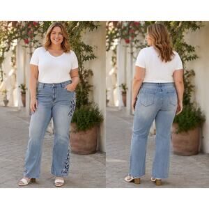 VIP HONEY Los Angeles Women’s 2XL Embroidered Floral Jeans Light Wash Bootcut